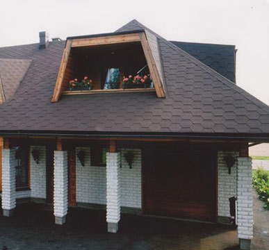 Фотография крыши дома с мягкой черепицей Икопал серия Плано коллекция Натур