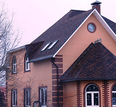 Фото большого дома с крышей из гибкой битумной черепицы Тегола серии Нордланд