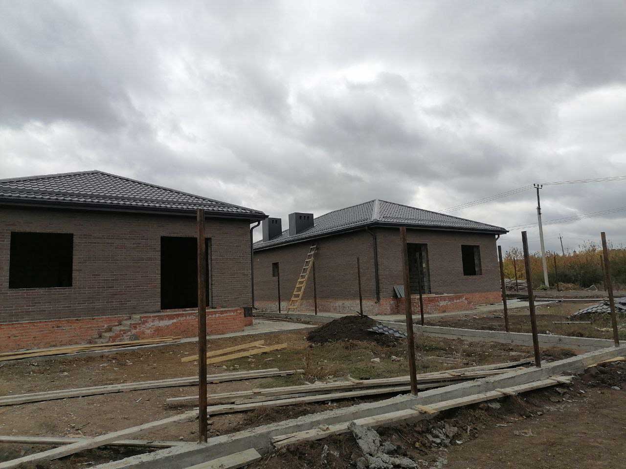 фото кровли дома из металлочерепицы Ламонтера в пригороде Ростова-на-Дону