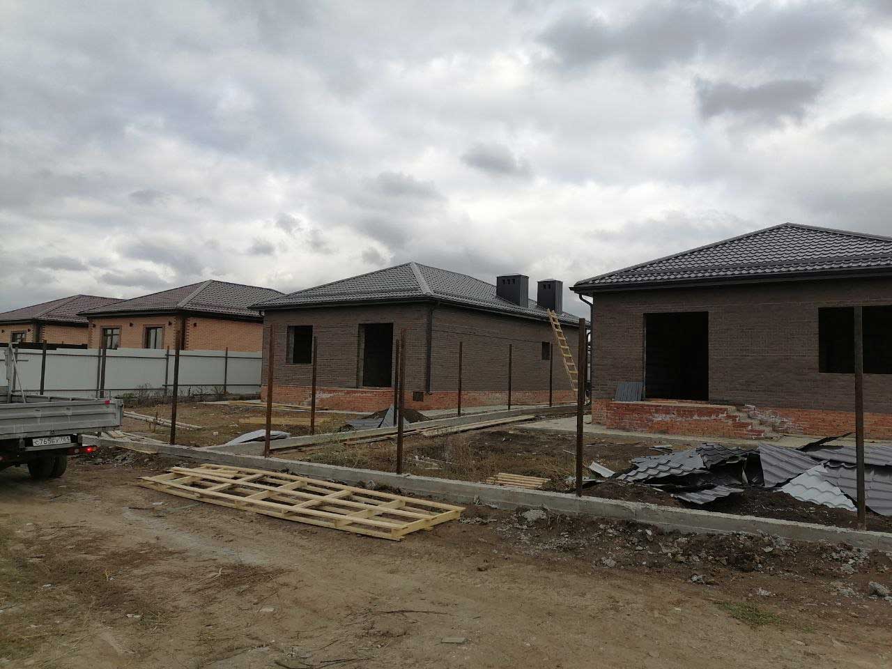 фото кровли дома из металлочерепицы Ламонтера в пригороде Ростова-на-Дону