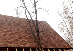 фото крыши дома с гибкой черепицей Руфшилд Фамили лайт в нарезке Готик
