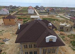 фото крыши дома с гибкой черепицей Руфшилд Классик в нарезке Модерн