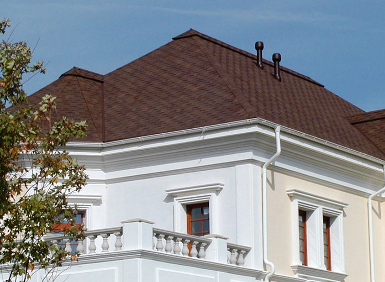 Шинглас аккорд коричневый на крыше большого административного здания