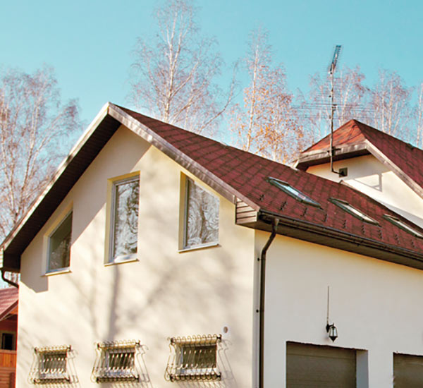 Дом в Ростовской области под крышей из гибкой черепицы Шинглас красного цвета