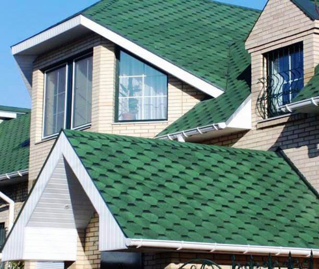 Шинглас зеленый нарезка Соната на крыше пристройки к дому