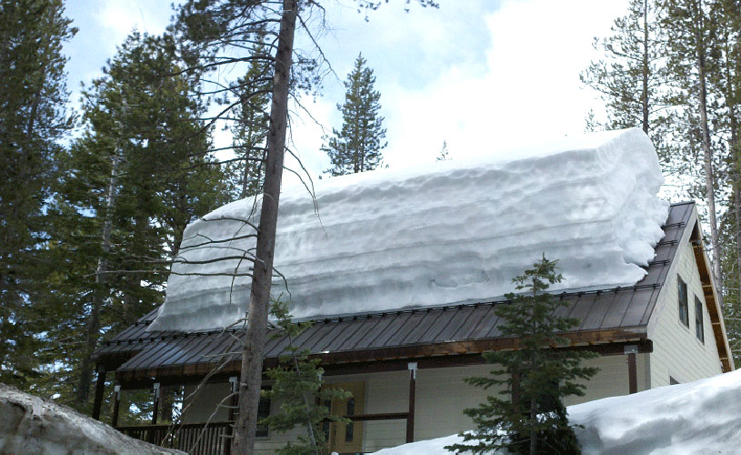 Огромная масса снега на крыше
