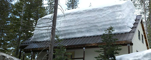 Фото крыши с большой горой снега