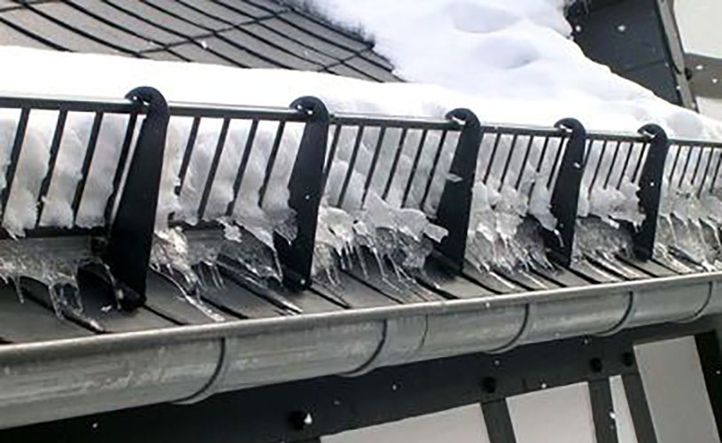 фото деформированного решетчатого снегозадержателя