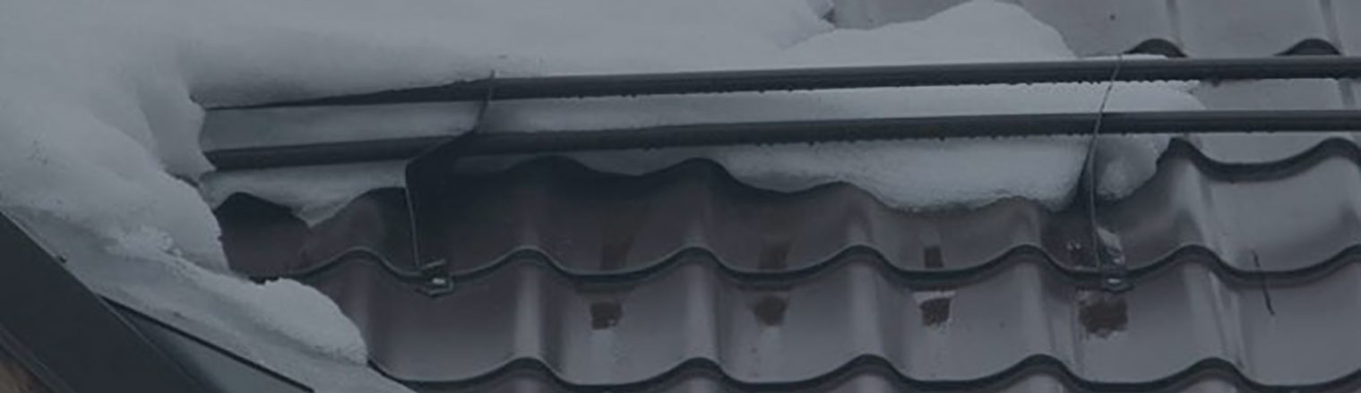 фото снегозадержателя на крыше из металлочерепицы