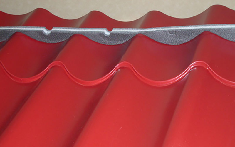изображение профильного уплотнителя для красной металлочерепицы